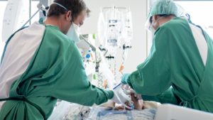 que hace un medico intensivista